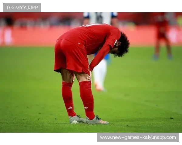 利物浦压到禁区弧顶，萨拉赫一脚爆射引爆球场